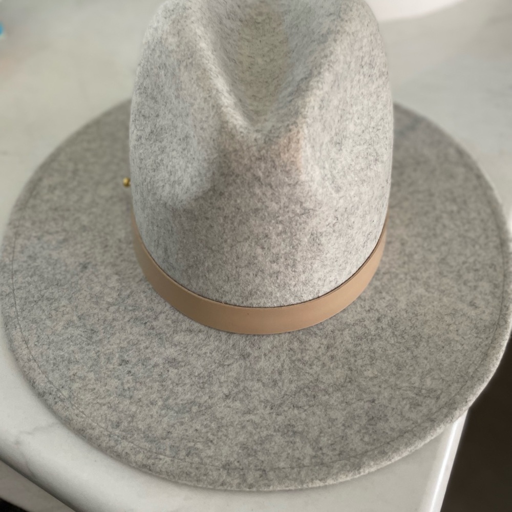 Lack of color hat excellent condition size small
